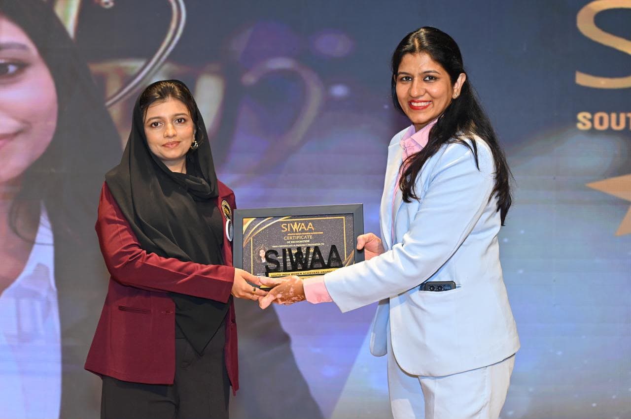 Aurshia Tahir receiving the SIWAA award on stage at Bangalore 2026